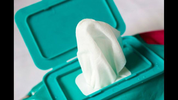 Lau bằng khăn giấy: Sau khi vợ chồng vừa "hành sự", cơ thể sẽ tiết dịch khiến bạn cảm thấy không được thoải mái. Để làm sạch, phụ nữ nên nghỉ ngơi chừng 10 phút rồi rửa bằng nước ấm. Tiếp đó dùng khăn thấm khô để bảo vệ vùng kín và tử cung bên trong.