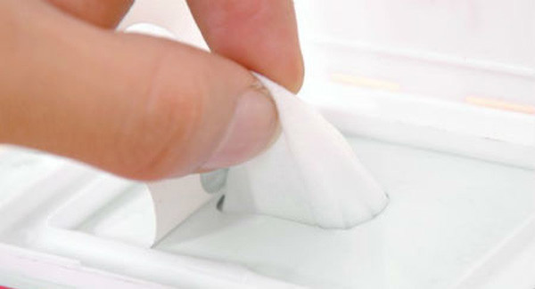 Giấy ướt chứa nhiều hương liệu, chất bảo quản như methyl chloroisothiazolinone (MCI) không có lợi cho sức khỏe. Việc tiếp xúc với chúng thường xuyên khiến da dễ tổn thương, gây viêm nhiễm.