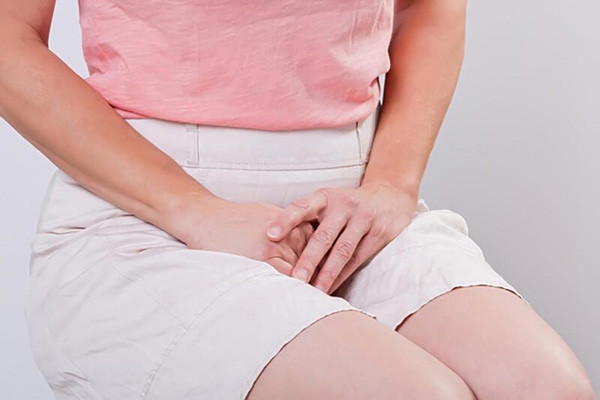 Thụt rửa sâu: Vùng kín phụ nữ sẽ tiết dịch trong quá trình ân ái. Chưa kể, nam giới xuất tinh sâu trong âm đạo càng khiến chị em muốn được làm sạch ngay sau khi “hành sự”.