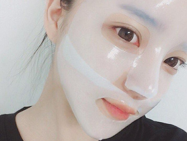 Tận dụng mặt nạ giấy. Một trong những cách chăm sóc da hiệu quả nhất là sử dụng mặt nạ giấy, đặc biệt là mặt nạ giấy chứa thành phần chống lão hóa, bổ sung collagen. Khi sử dụng, mặt nạ giấy giúp làm sáng da, giảm nếp nhăn và cấp ẩm rất tốt. Ảnh: IT