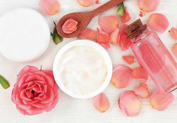 Tiếp theo, chất tẩy rửa gốc nước có trong nước hoa hồng sẽ giúp loại bỏ nốt các chất bẩn còn sót lại. Bằng cách này, các loại kem dưỡng ở các bước skincare tiếp theo có cơ hội thẩm thấu sâu vào da, làm mềm cấu trúc da.