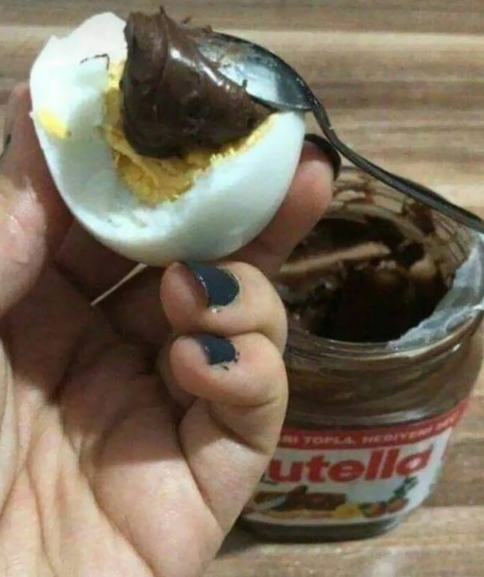 Trứng chấm nutella.