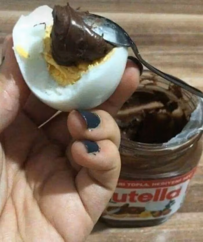 Trứng chấm nutella.