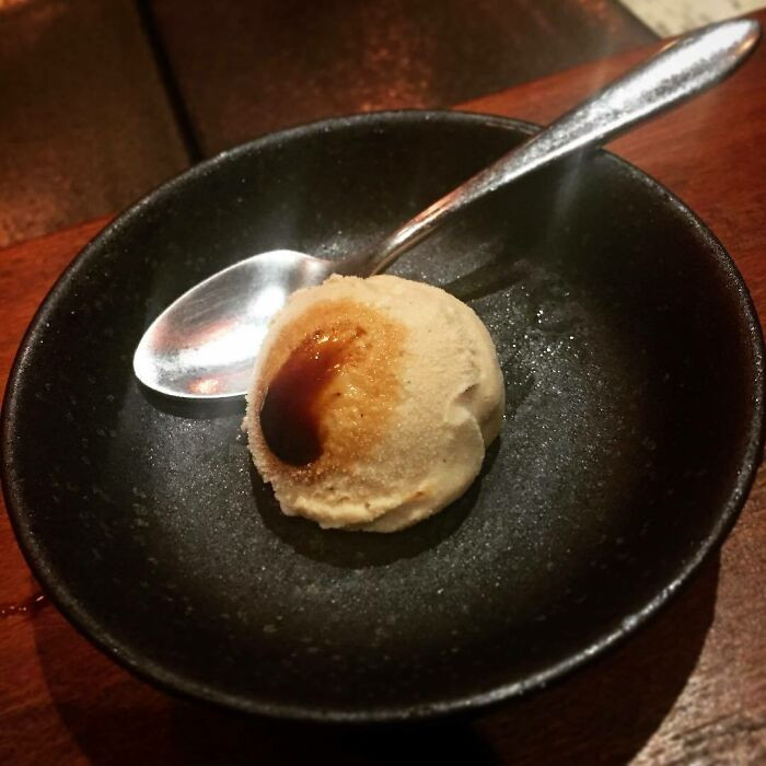 Lần đầu được ăn sốt mặn ngay trên viên kem.