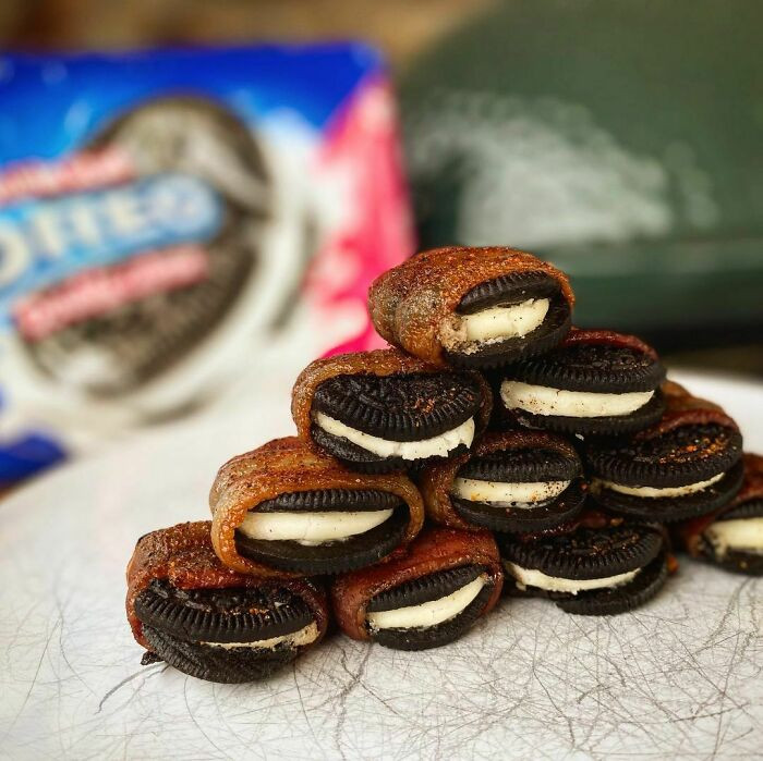 Thêm một món ăn độc đáo khác là thịt cuộn bánh oreo.