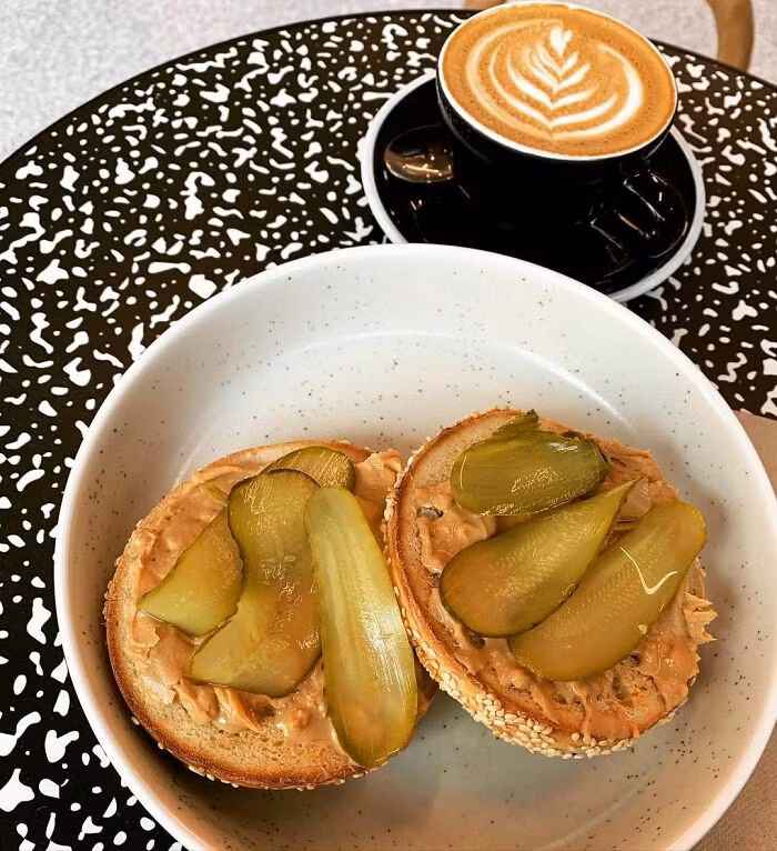 Burger nhân nutella và dưa chuột muối.