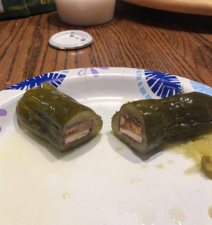 Món kẹo bọc trong dưa chuột, trông không khác gì 2 đầu cắm USB.