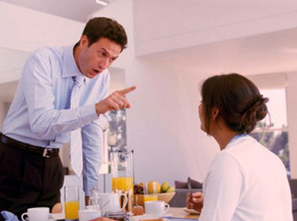 Đàn ông ích kỷ, nhỏ nhen. Đàn ông ích kỷ là kiểu đàn ông không nên lấy làm chồng. Họ thường chỉ quan tâm đến cảm xúc, làm thỏa mãn bản thân. Duy trì tâm lý hơn thua ở với nhau khi thuận lợi đã khó chịu, lúc khó khăn càng dễ bùng nổ gấp bội.