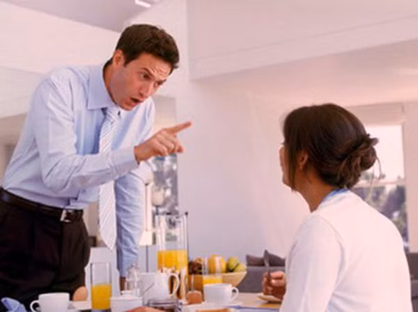 Đàn ông ích kỷ, nhỏ nhen. Đàn ông ích kỷ là kiểu đàn ông không nên lấy làm chồng. Họ thường chỉ quan tâm đến cảm xúc, làm thỏa mãn bản thân. Duy trì tâm lý hơn thua ở với nhau khi thuận lợi đã khó chịu, lúc khó khăn càng dễ bùng nổ gấp bội.