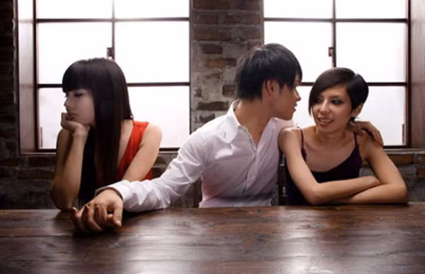 Đàn ông trăng hoa. Đàn ông có tính trăng hoa không để tâm đến cảm xúc của phụ nữ và không ngần ngại làm cô ấy rơi nước mắt. Tất cả những gì anh ta yêu và quan tâm chỉ là vui thú của bản thân. Ảnh: IT