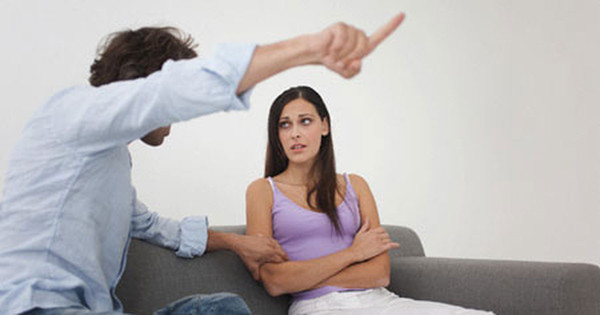 Khi hai người bất đồng về vấn đề nào đó, đàn ông ích kỷ sẽ không ngó ngàng tới cảm xúc của bạn đời, khăng khăng cho mình là đúng. Đặc biệt khi có sự tranh chấp về lợi ích, đàn ông nhỏ nhen không ngại hi sinh hạnh phúc của bạn để đánh đổi. Và điều này thì bất kỳ phụ nữ nào cũng khó có thể chấp nhận.