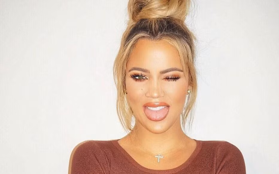 Khloe Kardashian vốn đầy đặn hơn các chị em, vì vậy hình ảnh mới nhất cho thấy dáng vóc như siêu mẫu của cô nàng khiến nhiều người kinh ngạc.