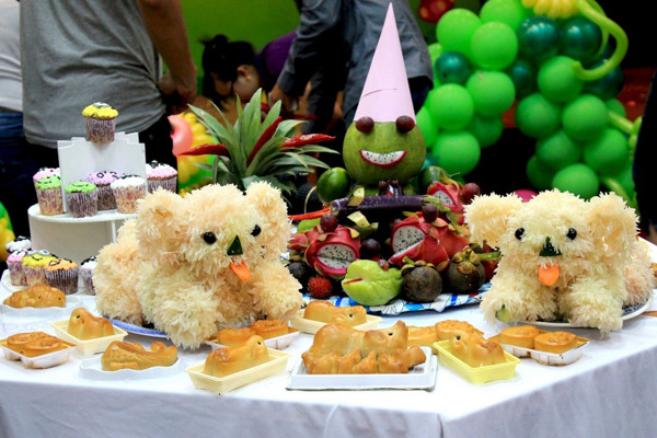 Bưởi. Không chỉ ở Việt Nam, bưởi cũng là loại quả luôn được ưu ái xuất hiện trên mâm cỗ Trung Thu của người Trung Quốc. Điều này không đơn thuần do bưởi thường được thu hoạch vào mùa thu. Quả bưởi được ưa chuộng bởi nó mang tải nhiều ý nghĩa tốt lành.