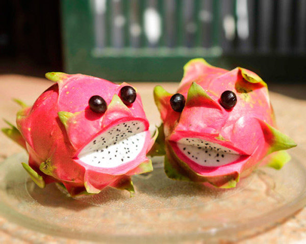 Thanh long. Thanh long có vị ngọt thanh ăn giải ngán rất tốt. Hơn nữa, thanh long có màu đỏ tươi phù hợp với không khí ngày tết đoàn viên. Loại quả này cũng mang ý nghĩa “thịnh vượng”, được xem như lời chúc tốt đẹp, an lành cho những thành viên trong gia đình.