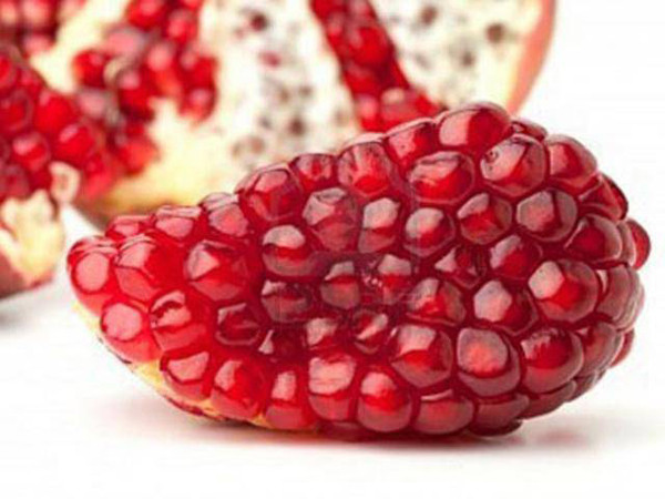 Lựu. Lựu rất giàu vitamin, vị chua ngọt có tác dụng sinh tân dịch, giải nhiệt, đặc biệt thích hợp dùng trong mùa thu hanh khô. Hơn nữa, quả lựu chín mọng từng hạt, màu đỏ như ngọc mã não, từng hạt trong như pha lê nên mang ý nghĩa “thịnh vượng, nhiều con, nhiều cháu”.