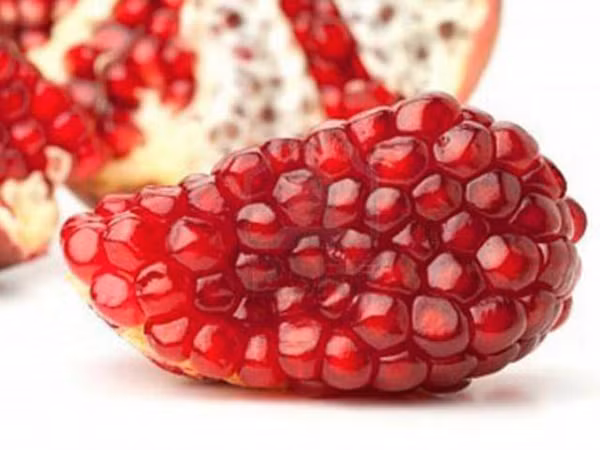 Lựu. Lựu rất giàu vitamin, vị chua ngọt có tác dụng sinh tân dịch, giải nhiệt, đặc biệt thích hợp dùng trong mùa thu hanh khô. Hơn nữa, quả lựu chín mọng từng hạt, màu đỏ như ngọc mã não, từng hạt trong như pha lê nên mang ý nghĩa “thịnh vượng, nhiều con, nhiều cháu”.