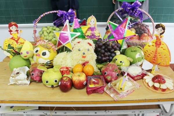 Nho. Nho cũng là loại quả chín rộ vào mùa thu. So với các thời điểm khác trong năm, nho lúc này mọng nước, vị chua ngọt hài hòa nhất. Nho thường được dùng bài trí trong mâm cỗ Trung Thu bởi chúng mọc thành chùm, mang ý nghĩa về sự sung túc, dồi dào trong cuộc sống.