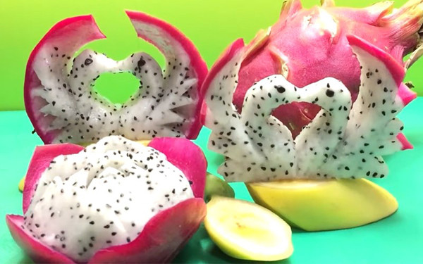 Thanh long có 2 loại ruột đỏ và ruột trắng song loại ruột đỏ được ưa chuộng hơn nhờ ngon ngọt đậm vị, có màu phù hợp với không khí lễ hội. Để chọn thanh long ngon, bạn nên chú ý những quả có phần cuống dễ nắn, dai mềm. Trong khi đó, phần lá có màu sáng nhẹ, không bị nâu thâm cuối ngọn.