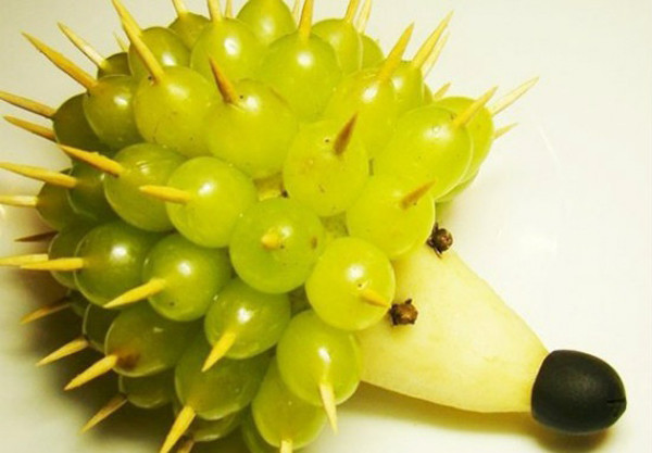 Khi mua nho, nên chọn loại có quả kích cỡ vừa phải, vỏ căng bóng, trơn láng, không vết bầm dập. Bên cạnh đó, cần quan sát nếu có lớp phấn bám trên vỏ thì đó là chùm nho ngon, còn tươi mới. Tuyệt đối không chọn quả mềm nhũn, có mùi lạ và xuất hiện các vết chấm lốm đốm trên vỏ. Đây là những quả có sâu bệnh hoặc bị ngâm hóa chất.