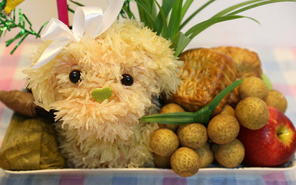 Vỏ bưởi màu xanh, vàng sáng tượng trưng cho sự thanh tươi, mát lành. Dáng bưởi hình tròn còn thể hiện cho sự viên mãn, sung túc và đoàn tụ. Một đặc điểm nữa khiến bưởi phổ biến trong Tết Trung Thu là nó có vị chua ngọt dịu nhẹ, rất tốt cho tiêu hóa. Đây sẽ là đồ ăn nhẹ tuyệt vời sau khi liên hoan loạt bánh trái ngọt sắc.