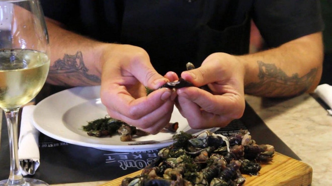 Cách ăn chúng cũng vô cùng đặc biệt, khách hàng chỉ có thể tự ăn bằng tay không, nắm chặt phần móng và bóc rút vỏ ngoài.