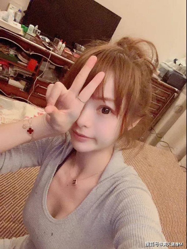 WaiWai năm nay 22 tuổi, là người Trung Quốc. Không giống như những mỹ nhân nổi tiếng trên mạng xã hội, WaiWai sở hữu thân hình gợi cảm kiểu Âu Mỹ với hông quả đào đầy đặn, chân dài và đặc biệt là tỷ lệ eo-hông đáng ngưỡng mộ.