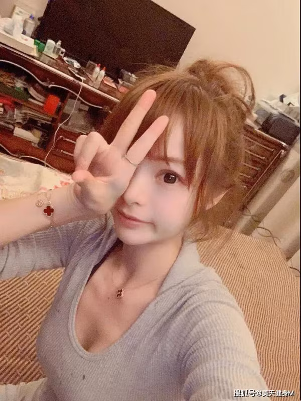 WaiWai năm nay 22 tuổi, là người Trung Quốc. Không giống như những mỹ nhân nổi tiếng trên mạng xã hội, WaiWai sở hữu thân hình gợi cảm kiểu Âu Mỹ với hông quả đào đầy đặn, chân dài và đặc biệt là tỷ lệ eo-hông đáng ngưỡng mộ.