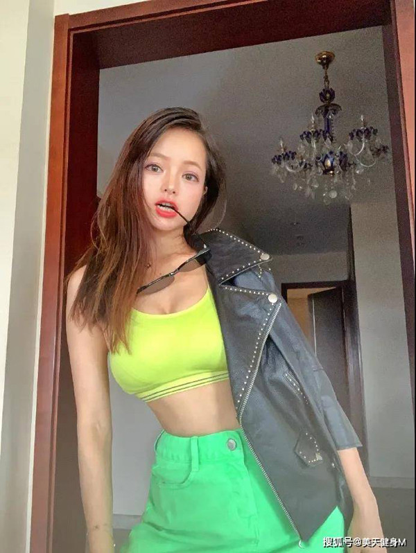 Vậy nhưng, cơ thể Wai phát triển nhanh ở tuổi dậy thì khiến các đường nét không còn. Đặc biệt, vòng ngực quá khổ khiến ngoại hình Wai trở nên khác biệt với các bạn cùng trang lứa.