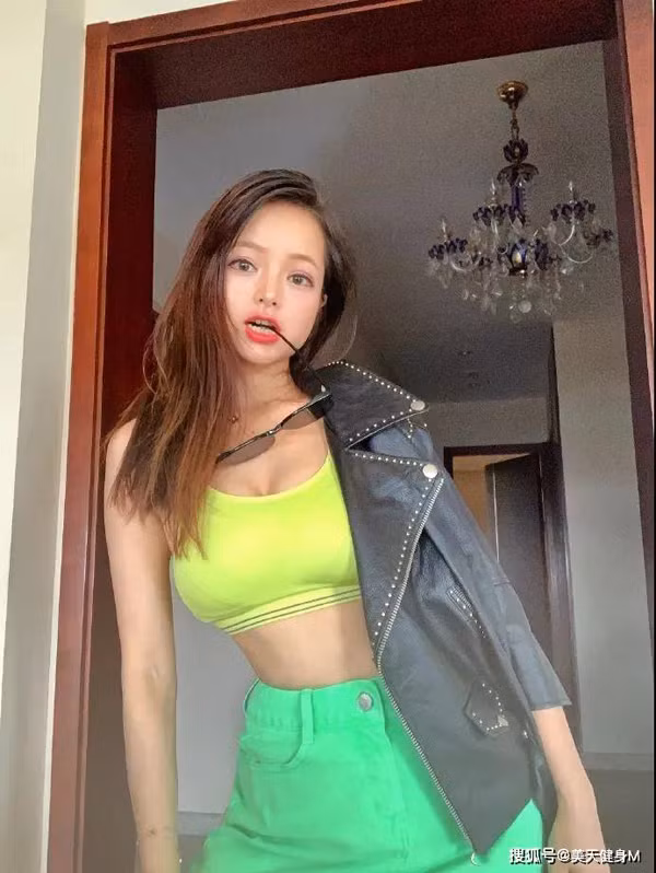 Vậy nhưng, cơ thể Wai phát triển nhanh ở tuổi dậy thì khiến các đường nét không còn. Đặc biệt, vòng ngực quá khổ khiến ngoại hình Wai trở nên khác biệt với các bạn cùng trang lứa.