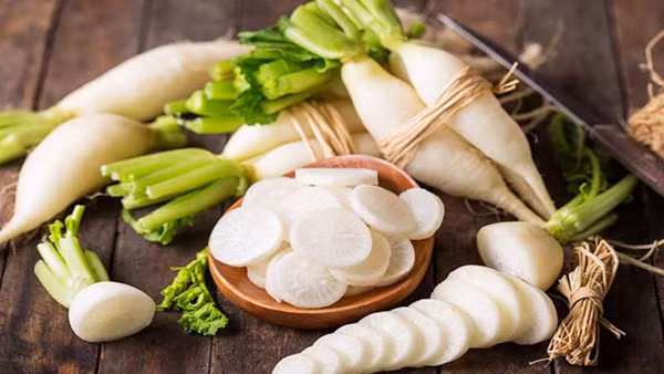 Để tốt cho cơ thể, buổi tối nên ăn các thực phẩm thanh nhiệt, tiêu thực và củ cải là một trong những lựa chọn hoàn hảo.