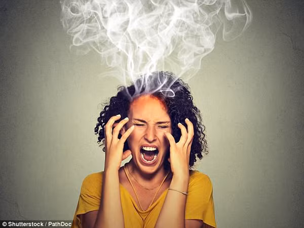 Tuy nhiên, những người thể trạng yếu, nếu không kiểm soát lượng gừng ăn vào sẽ rất dễ nổi cáu, khó chịu. Ăn gừng lúc này cũng gây tổn thương dạ dày, đường ruột và sức khỏe tổng thể. Có thể nói, ăn gừng buổi trưa không khác nào đổ thêm dầu vào lửa.