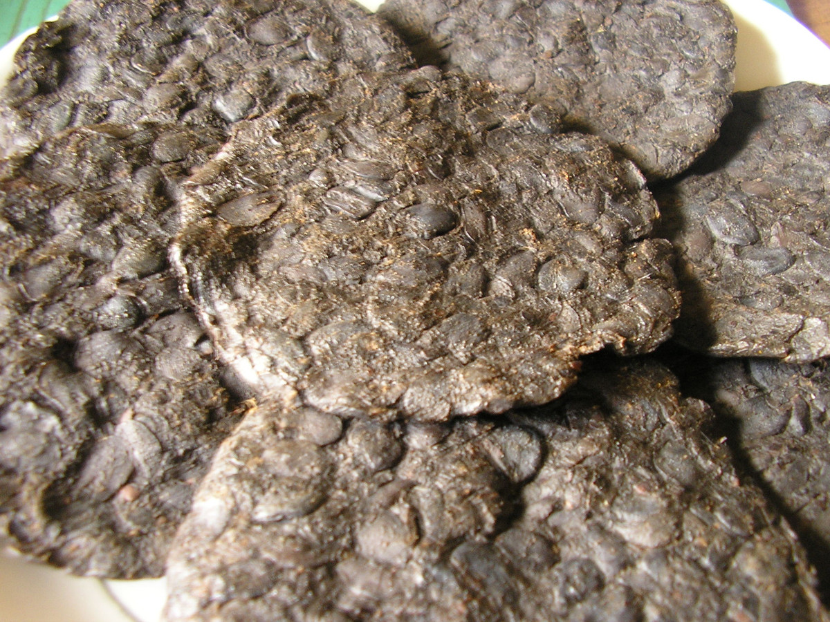 Món Iru của Nigeria như mùi bắp cải thối. Nó được làm từ những hạt cải đem ủ lên men.