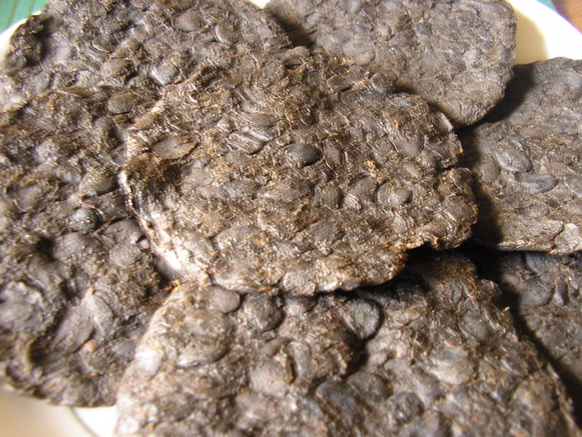 Món Iru của Nigeria như mùi bắp cải thối. Nó được làm từ những hạt cải đem ủ lên men.