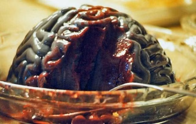 Óc khỉ sống, không khác gì cảnh trong những bộ phim kinh dị.