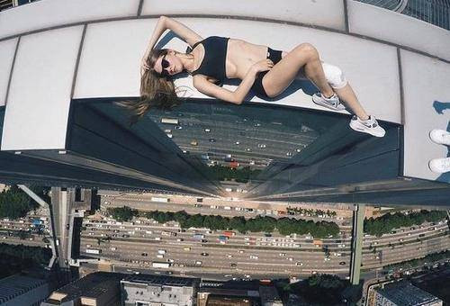 Bức ảnh "check in" của cô gái khoe dáng vẻ vô cùng hoàn hảo, cho đến khi bạn nhận ra điểm kỳ lạ. Đó là độ sâu hun hút phía dưới.