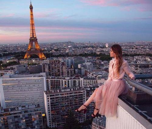 Rõ ràng cô gái người Nga này đã đứng ở một điểm rất cao trong các tòa nhà để có bức ảnh check in đặc biệt đến như vậy.