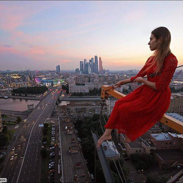 Đúng vậy, đây hoàn toàn không phải là sản phẩm của Photoshop, cô gái này có niềm đam mê bất tận với việc chinh phục độ cao.