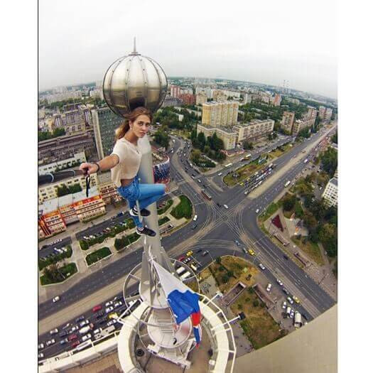 Luyện tập thể dụng dụng cụ chuyên nghiệp giúp Angela có độ dẻo dai, sức khỏe cho việc chinh phục những đỉnh cao.