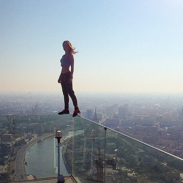 Cô gái dũng cảm ý thức được sự nguy hiểm của việc mình làm, và đặt ra một số nguyên tắc an toàn nhất định cho bản thân và tuân thủ chúng.