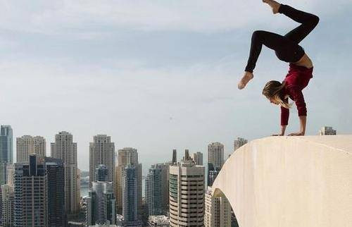 Trong ảnh, cô biểu diễn nhiều động tác nguy hiểm trên cao như khiêu vũ, trồng cây chuối, yoga, đứng bằng một chân, thậm chí nghịch điện thoại.
