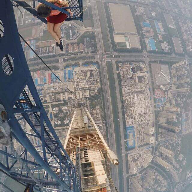 Cô gái trong ảnh là một nhiếp ảnh gia tài năng đến từ Nga, tên Angela Nikolau, sinh năm 1993.