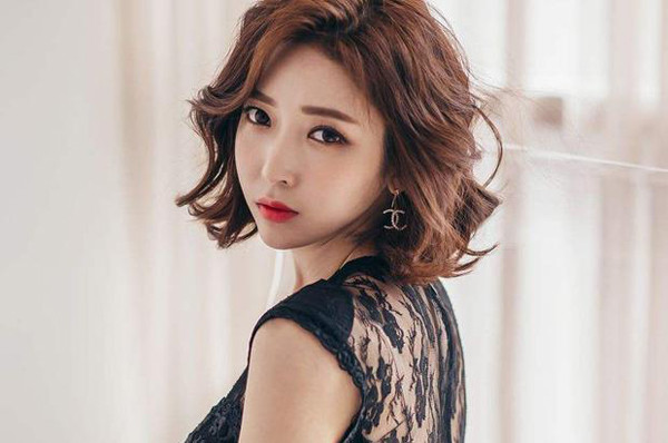 So với thời trẻ, phụ nữ trung niên bình ổn hơn rất nhiều. Dù vậy, phụ nữ trung niên vẫn có những lần khủng hoảng tâm lý. Đức ông chồng tinh tế sẽ giúp họ cân bằng cảm xúc, điều hòa cuộc sống. Ngược lại, đàn ông hời hợt, không tôn trọng người vợ thuở hàn vi vô tình sẽ đẩy cô ấy ra xa, thậm chí bị vợ “cắm sừng” không hay biết.