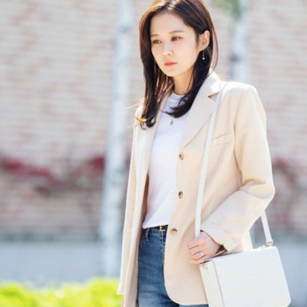 Thứ hai, con cái lớn lên cần bố mẹ tinh tế đồng hành. Nếu không có sự định hướng của bố mẹ, chúng dễ phát triển lệch lạc. Lúc này, phụ huynh không phải ngày đêm chăm sóc như thuở nhỏ song không kém sự tâm huyết dành cho con.