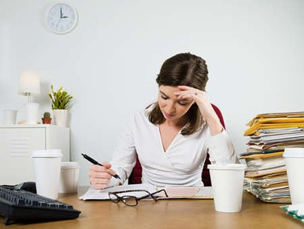 Áp lực cuộc sống: Nhiều người nhầm tưởng phụ nữ trung niên sẽ ít áp lực hơn so với thời trẻ. Thực tế, thời điểm này phụ nữ tứ tuần đối diện chồng chất áp lực.