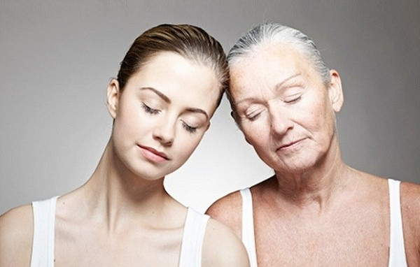 Trong khi đó, phụ nữ rất coi trọng vẻ bề ngoài. Chứng kiến cơ thể ngày càng xập xệ không thể cứu vãn khiến nhiều chị em rơi vào khủng hoảng. Đặc biệt, đứng trước người chồng phong độ, sự nghiệp vững vàng càng khiến chị em cảm thấy tự ti, bất an trong lòng.