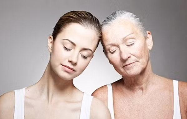 Trong khi đó, phụ nữ rất coi trọng vẻ bề ngoài. Chứng kiến cơ thể ngày càng xập xệ không thể cứu vãn khiến nhiều chị em rơi vào khủng hoảng. Đặc biệt, đứng trước người chồng phong độ, sự nghiệp vững vàng càng khiến chị em cảm thấy tự ti, bất an trong lòng.