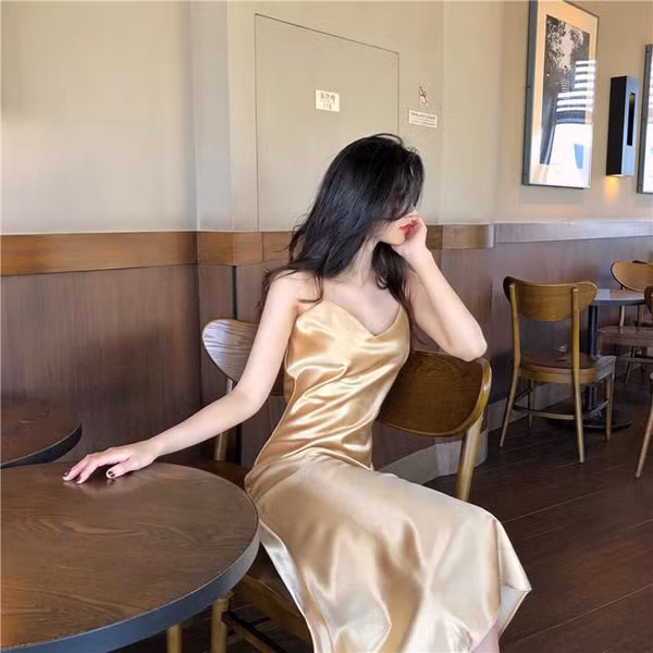 Giờ đây, váy lụa ngày càng lấy lại vị thế của mình. Ngoài xuất hiện tại các sự kiện lớn, váy lụa còn được góp mặt trong thời trang đường phố.