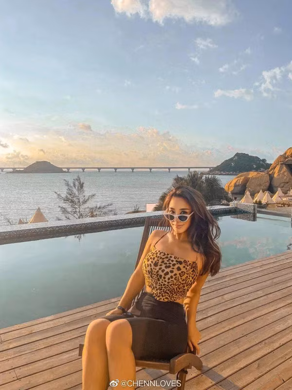 Vậy nhưng, cơ thể phát triển quá mức ở cấp 2 khiến Chen đối diện nhiều đả kích. Khuôn ngực lớn quá mức khiến cô gặp nhiều bất lợi trong quá trình tập luyện. Chen bị bạn bè kì thị, đặt cho những biệt danh xấu xí. Điều này khiến cô bé năng nổ ngày nào trở nên thu mình, luôn cảm thấy tự ti.