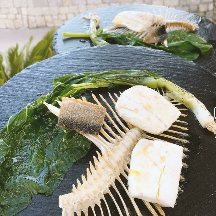 Không biết bộ xương cá này đã "ườn" mình ra phục vụ bao nhiêu thực khách rồi? Đây là một trong những món đồ "quái dị" được sử dụng để bày biện đồ ăn ở nhà hàng. (Nguồn ảnh: Bored Panda)