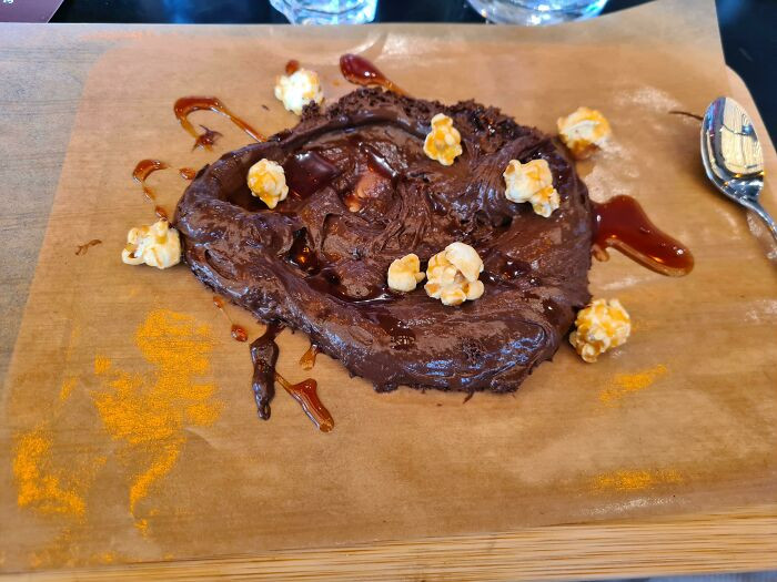 Các loại sốt được phục vụ trên thớt gỗ, còn vệ sinh thớt như thế nào là việc bạn không nên hình dung tới.